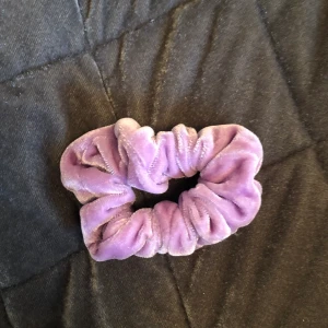 Lila shrunchie  - Lila shrunchie från H&M. oanvänd!