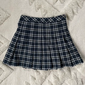 Cool rutig kjol! - Säljer denna superfina rutiga kjol från H&M i st 38💙