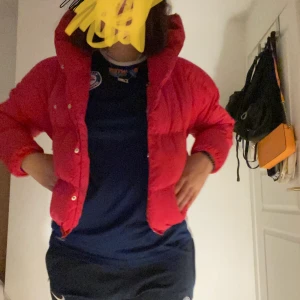 Rosa jacka ❤️ - En jätte fin rosa jacka som är i bra skick som tyvär inte kommer till användning säljer denna fina jackan för 200 + frakt köpte denna jackan för 350❤️hör av dig om du är intresserad 