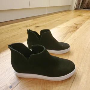 New Steve Madden shoes - never been worn - Steve Madden black suede, Size 38, new without box, never been worn, super nice to wear both with jeans, leggings or dresses. Small for my feet so selling. New one is for 1300Sek