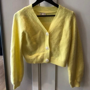 Gul kofta - Gul kofta med knappar från Kappahl, i väldigt fint skick. Köparen står för frakt (48kr)