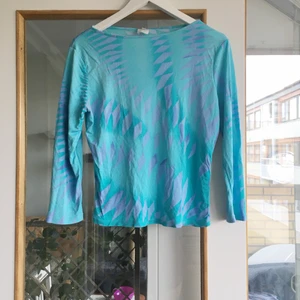 Mönstrad tröja storlek M - Mönstrad tröja storlek M, passar också small. Använd men ändå bra skick. Tröjan köptes på 70-talet och var min mormors, så därmed äkta vintage. Skönt material. Frakt ingår ej 