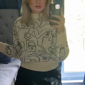 Snygg mönstrad stickad tröja❤️‍🔥 - Säljer dem här snygga stickade tröjan! Den är i ett nra skick och säljer dem pågrund av att jag inte amvänder den längre❤️‍🔥 i strl XS och är lite oversize!