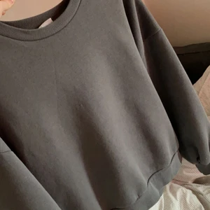 Mörkgrå sweatshirt - säljer en mörkgrå sweatshirt från Gina tricot i storlek L skulle mer säga M, använd fåtal gånger så väldigt bra skick!🥰