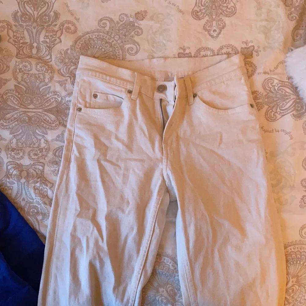 Vita cheap monday jeans passar S och M. Stretchigt material och väldigt långa med en slits nertill.. Farkut & Housut.
