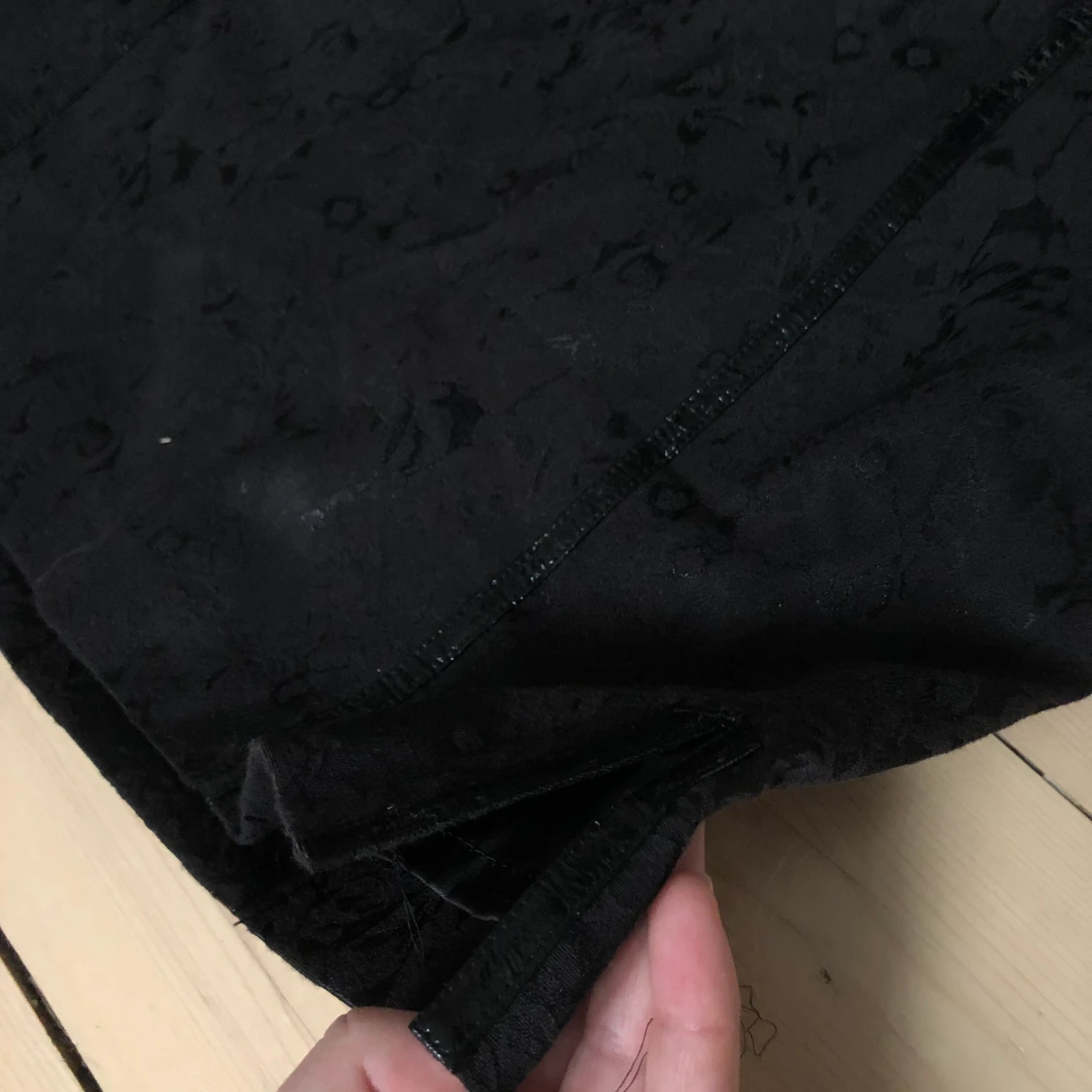 Svart minikjol med detaljer - 90