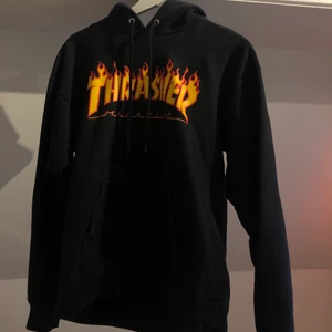 Thrasher hoodie - En svart thrasher hoodie i bra skick som inte kommer  till användning längre och är inköpt för några år sedan. Nypris 1000, köpare står för frakt 💛