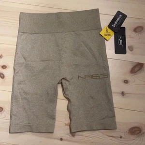 Cykel byxor  - Hej, säljer ett par tränings shorts från NA36 dom är oanvända med lapp kvar och i storlek S i en beige färg 