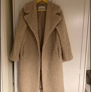 Kappa från Carin Wester i strl 34  - Kappa från Carin Wester i strl 34. Passar även mig som har 34/36. I gott skick! :) Färgen är mest lik som bild två. Bara skriva om fler bilder önskas. Kan hämtas i Stadshagen eller skickas :) 