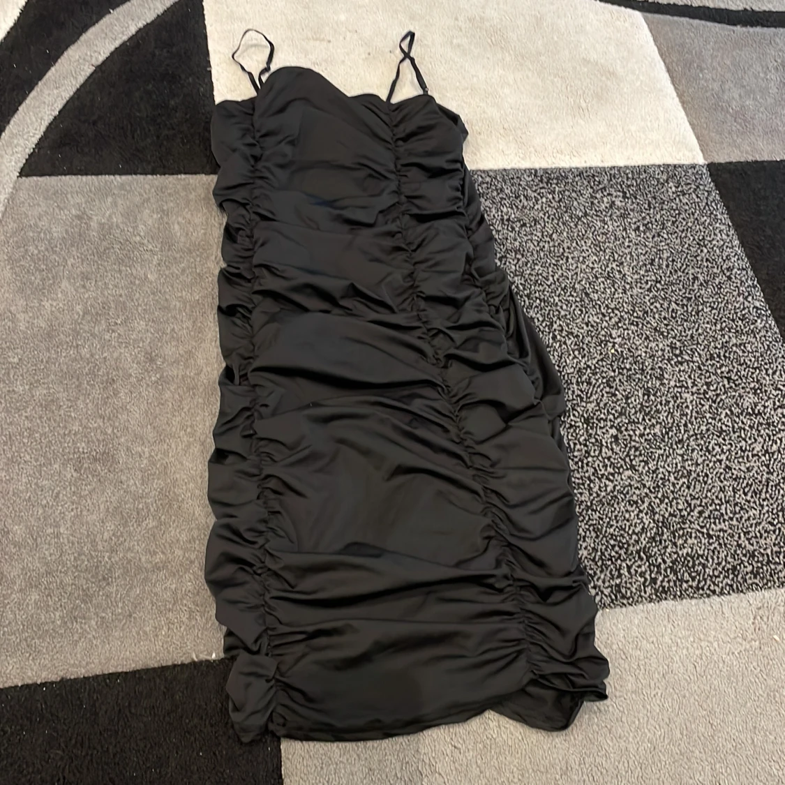 Mjuk svart klänning formar kroppen stl S