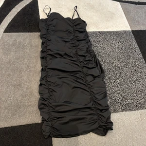 Mjuk svart klänning formar kroppen stl S - Svart klänning S formar kroppen och kurvorna. Inte kort utan lagom lång till knäna ungefär. 66kr frakt köparen står för frakten. Står ej för postens slarv! 