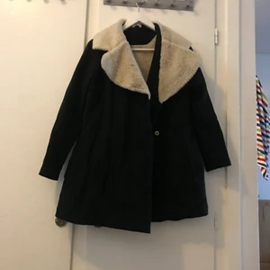 Ida Sjöstedt kappa - Svart jacka från Ida Sjöstedt, väl använd.