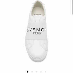Givenchy skor vita - Säljer dessa då jag fick dem i present och dem inte riktigt var min stil så nu står dem och inte kommer till användning. Storlek 38💖 självklart äkta kvitto finns 