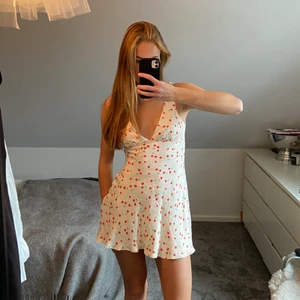 Zara klänning! - Svin snygg klänning från zara med körsbärs motiv. Sitter som en smäck och lyfter fram formerna. Som ni kan se är den lite för kort för mig som är 174 cm.🍒