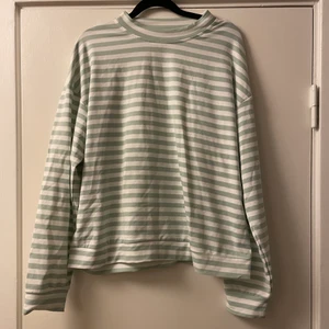 Randig tröja - Snygg randig tröja perfekt nu på hösten i vit och ljusgrön/grå. Storlek Xl men mer som en lite oversize m/l. Frakt tillkommer. Använd en gång 