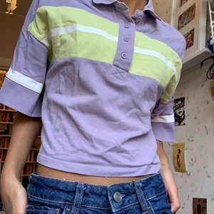 crop top☯️🍀 - super fin och gullig lila/grön crop top från monki. Knappt använd i bra skick. Polo-tshirt 💕