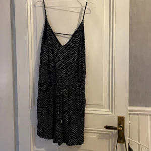 Byxklänning blå med mönster  - Använd 1 gång. Köper man annan vara av mig får man denna på köpet :)