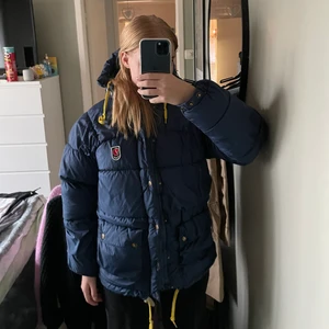 Fjällräven jacka (Marinblå) - Intresseanmälan! Vill se ungefär va jag skulle kunna få för den, bud endast över 3500kr ❤️ de är en strl xxxs och passar nån som har runt xs-s i vanliga fall!