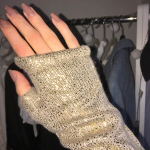 TORGVANTAR  - Beiga Torgvantar med guldiga fläckar i som passar perfekt till hösten eller vintern.