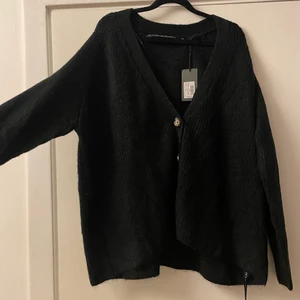 Svart stickad kofta  - Svart stickad tröja med knappar. Storlek xs/s men stor i storleken passar mig med m. Aldrig använd lappar kvar. Frakt tillkommer