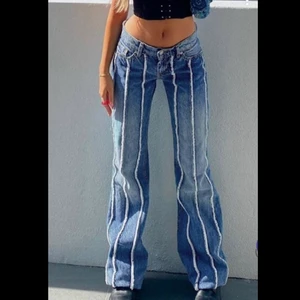 💙Mid waist jeans💙 - Jeansen är från emmiol och är mid waist. Säljer dom för dom har inte kommit till alls mycket användning och är inte riktigt min stil 🤍💙