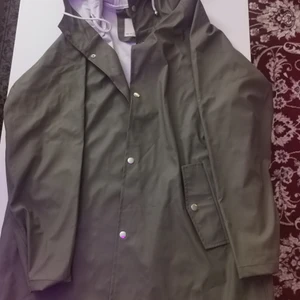Lager 157 grön rengjacka M - En grön fin rengjacka från lager 157 helt ny skick. Den kommer i storlek M och jätte fin 