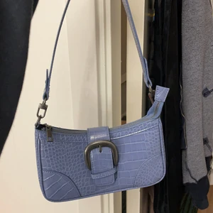 Väska  - Jättefin väska från Urban outfitters. Använd ett fåtal gånger men är som ny😍 köparen står för frakten❣️