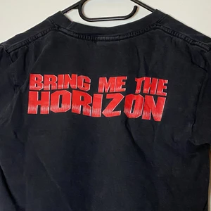 Bring me the Horizon T-shirt  - Bring me the Horizon tröja köpt på Bluefox. Begagnat skick, liten reva i nedre sömmen men kan enkelt fixas till med några stygn! Tar endast swish. Köpare står för frakt, kan mötas upp i Sthlm.