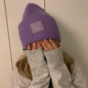 Acne mössa - Lila acnemössa 