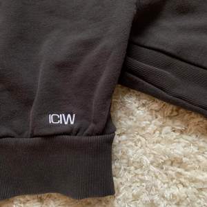 Mörkbrun croppd tröja från ICIW. Skön å träna i när de lite kallt inne på gymmet. Lite slitningar men inget märkvärdigt. Storlek Xs jag är 160 lång. Köparen står för frakt. 