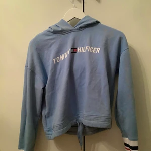Cropped hoodie  - Helt ny croppad ljusblå Tommy Hilgifer hoodie 