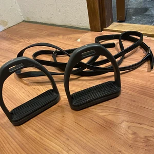 Stigbyglar+stigläder - Stigbyglar och stigläder som är köpta för några år sedan, använda några fåtal gånger och är i nyskick. Stigläderna är 150 cm 