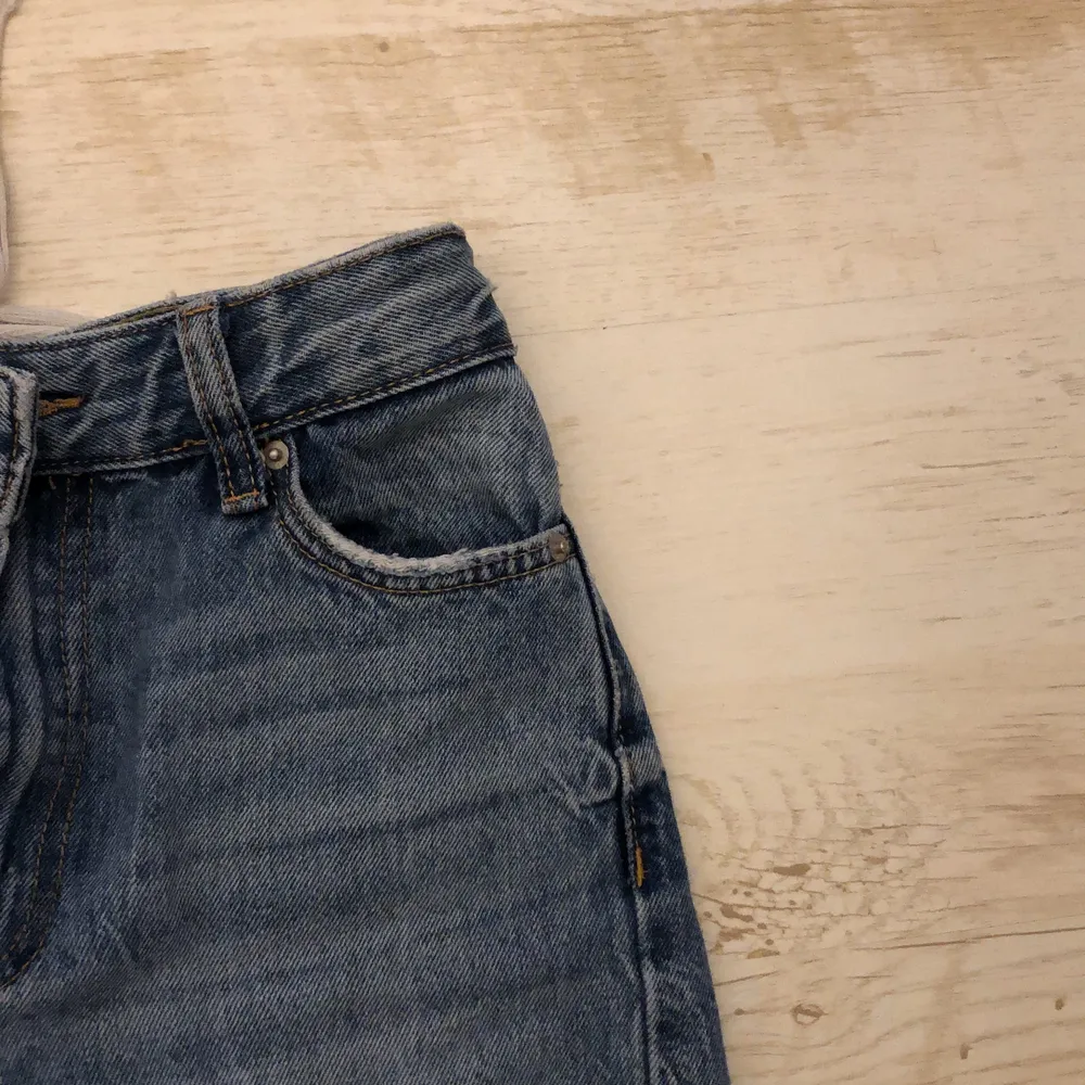straight mörkblå jeans i storlek 34. haft dessa byxor i 1 år ungefär och är ganska använda, men inget man ser på de . Jeans & Byxor.