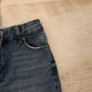 straight mörkblå jeans i storlek 34. haft dessa byxor i 1 år ungefär och är ganska använda, men inget man ser på de 