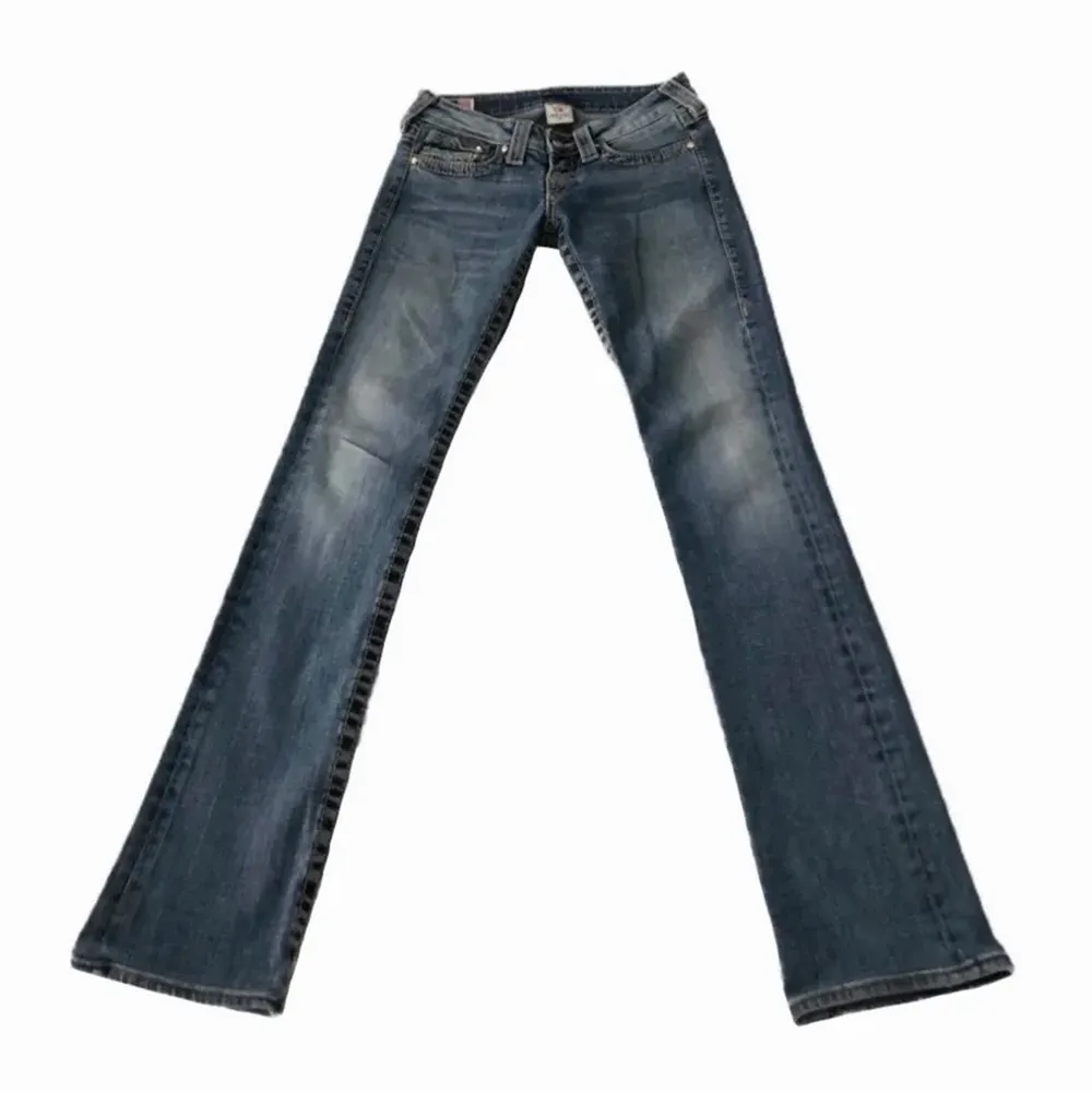 Lågmidjade true religion jeans med guldknappar, midjemått 74 cm och innebenslängd 79❤️. Jeans & Byxor.