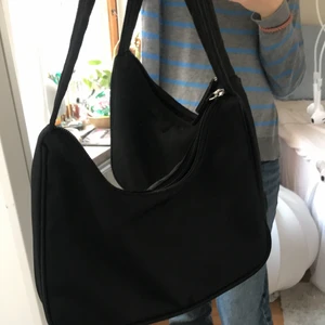 Svart väska - Svart axelväska, köpt på monki förra sommaren☺️ jättefint skick