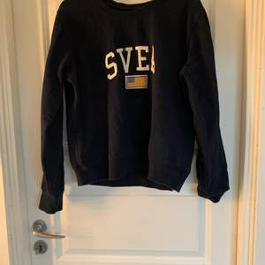 Tänkte sälja denna marinblåa snygga Svea sweatshirten, pris går naturligtvis att diskuteras så skriv om du är intresserad🥰 storlek large men skulle mer säga oversized S eller M!