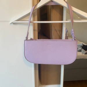 Lila väska - En lila liten väska från NA-KD.