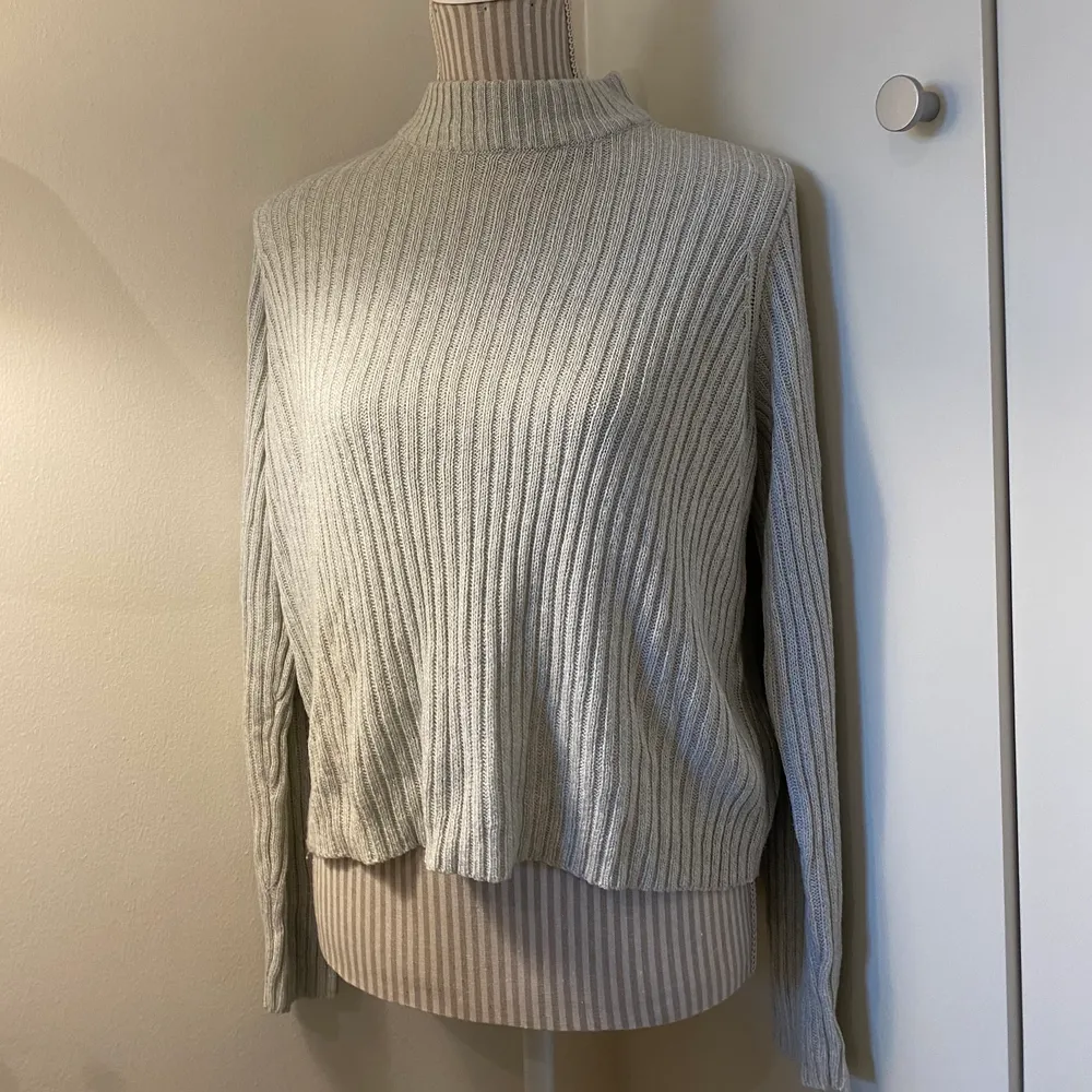 Stickad tröja från H&m i en ljusgrå färg💖. Tröjor & Koftor.