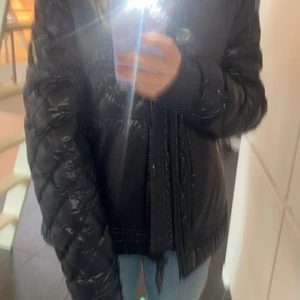 En skitsnygg moncler jacka  - Tänkte nu sälja min jätte fina mörk blå moncler jacka  den har ingen skada den är äkta och går att matcha till allt💕 nypris 8000  den är i herr model men funkar för båda💕😍