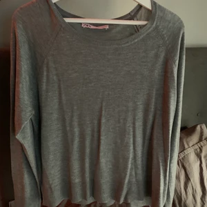 grå stickad tröja  - Helt ny tröja ifrån zara🐘🐨👽 hade tyvärr ett hål när jag köpte den som jag märkte senare men går att laga enkelt 