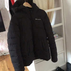 Svart Champion jacka strl S - Svart champion jacka, storlek S. Den går ner över rumpan på mig som är 160cm. Original pris var ungefär 1000kr (sista bilden är från internet, de 2 första är mina) Inga defekter alls💞 Jag kan mötas i Stockholm annars står köpare för frakt.💞