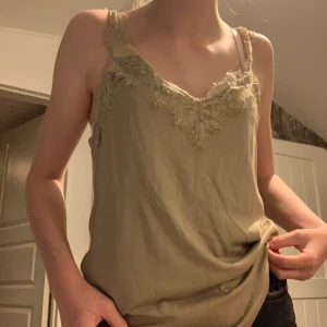 Begie linne - Säljer då det sitter lite för stort på mig. Väldigt bra skick och skönt material. Hör gärna av dig vid frågor🙃