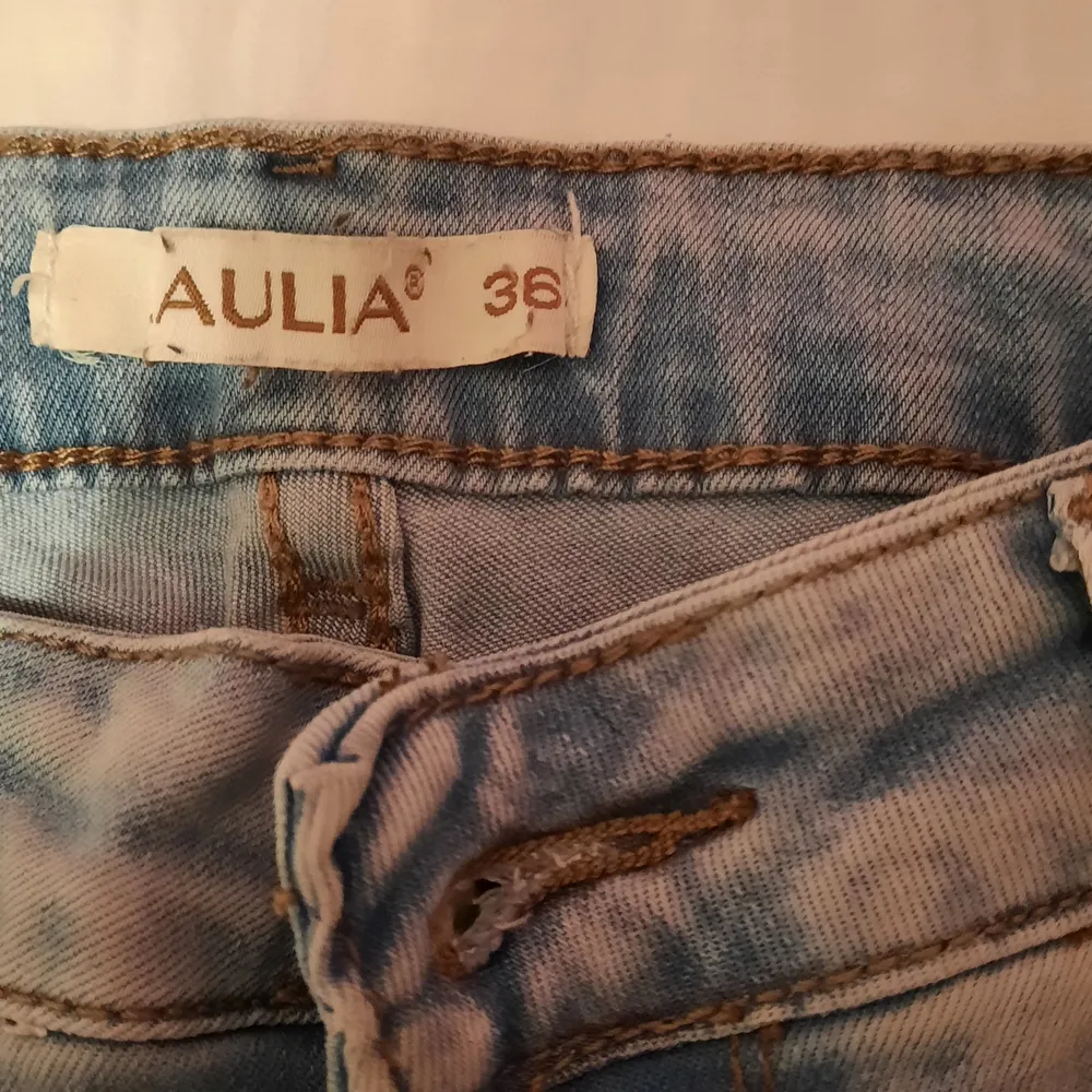 Jättefina ljusblå håliga jeans i bra skick💕 Säljer eftersom de har blivit för små🥰. Jeans & Byxor.