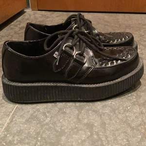 Ett par nästintill oanvända svarta loafers från märket TUK. Köptes för 1700 kr 
