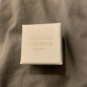  Jag säljer en ring från Caroline Svedbom. Den är i guld och är en vit Sten på. Helt oanvänd, och kommer inte till användning. (Nypris 500kr)