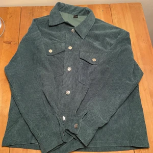 Jacka i storlek M - En snygg ribbad jacka med silvriga knappar. Använd en gång så i bra skick. 