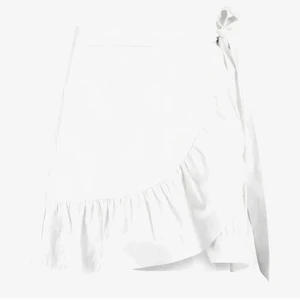 Volang kjol - Hej. Jag säljer min vita ’volang’ kjol då jag inte känner att jag passar i den. Det är en jättefin kjol som aldrig riktigt blivit använd. 