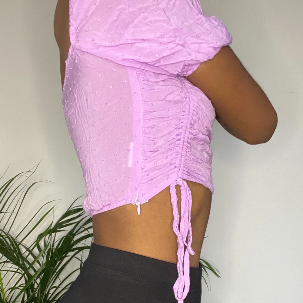 Super cute velvet purple crop top with adjustable drawstring. The material is a bit thin but still covers everything. Fits very nicely and comfortably. . Toppar.