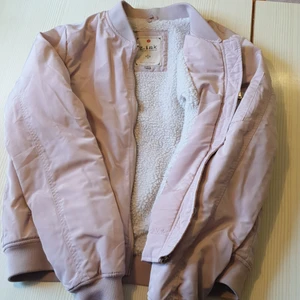 Bombarjacka varm.  - Ljusrosa fodrad bombarjacka. Använd men helt felfri.  Swich finns. 